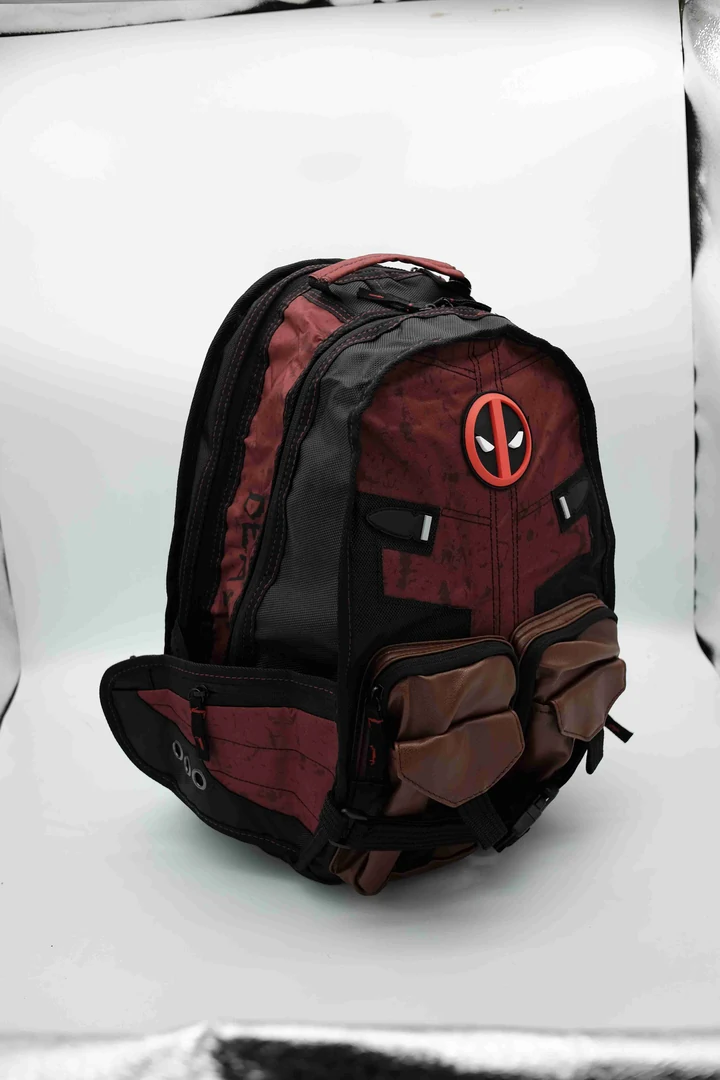 Mochila Marvel roja y negra de Deadpool con ojos de máscara, varios bolsillos y correas anchas · vista 1