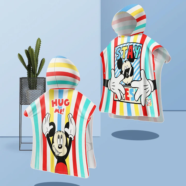 Toalla capa Disney de Mickey con capucha, rayas, dibujos delanteros y traseros, ribete rojo y broches laterales · vista 1
